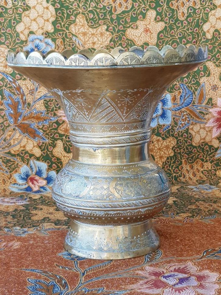 Mooie zware antieke Oosterse vaas van bewerkt brons 21 cm., Antiek en Kunst, Antiek | Vazen, Ophalen of Verzenden