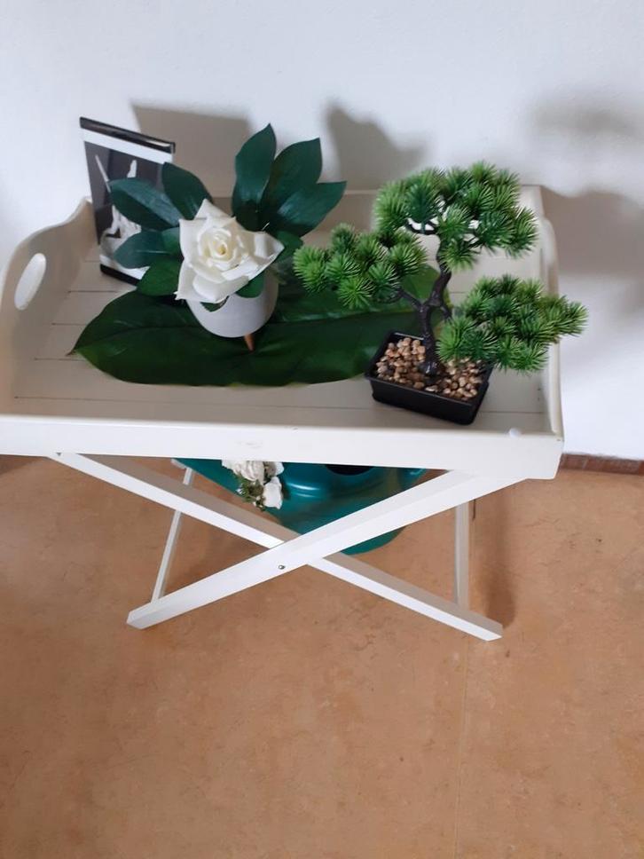 mooi wit tafeltje met versiering bovenop, Huis en Inrichting, Overige Huis en Inrichting, Zo goed als nieuw, Ophalen of Verzenden