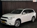 Mitsubishi Outlander 2.0 PHEV instyle PANORAMADAK/ELEKTRISCH, Auto's, Mitsubishi, Zwart, 4 cilinders, Wit, Vierwielaandrijving