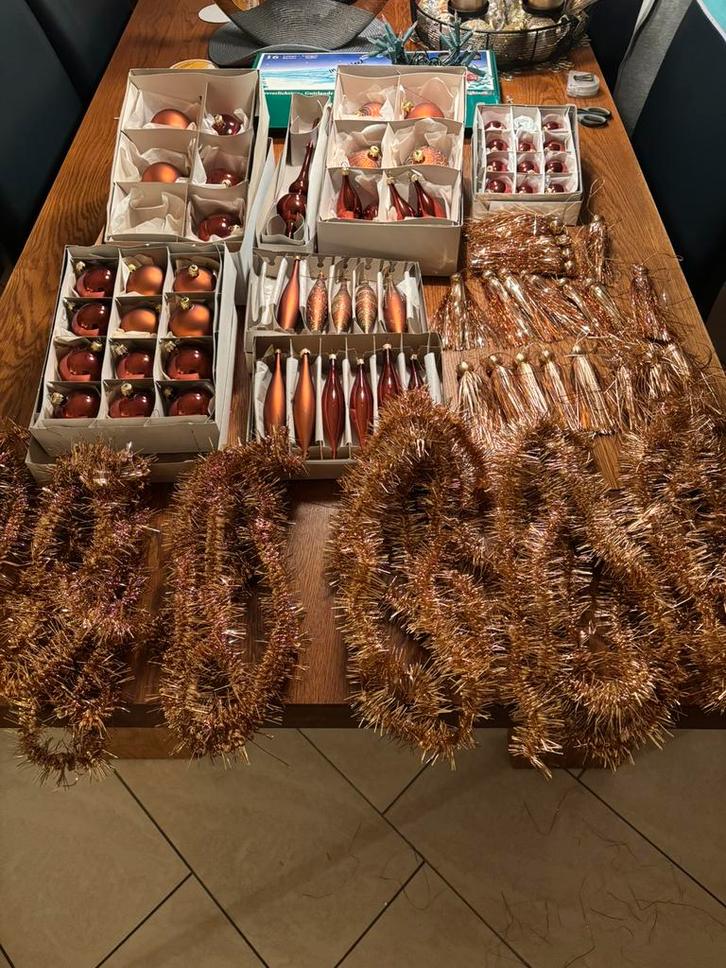 Kerstballen 47 + slingers + pluimen | goud-bruin, Diversen, Kerst, Zo goed als nieuw, Ophalen