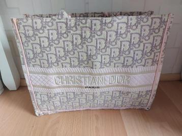 Middelgrote Dior-boekentas borduurwerk (36 x 27,5 x 16,5 cm) beschikbaar voor biedingen