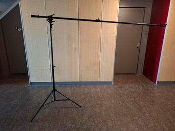 Zwaar uitgevoerde boomarm met bijbehorend statief beschikbaar voor biedingen