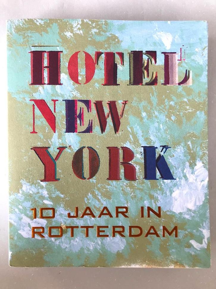 Hotel New York, 10 jaar in Rotterdam, bekroond boek!, Boeken, Geschiedenis | Stad en Regio, Zo goed als nieuw, 20e eeuw of later