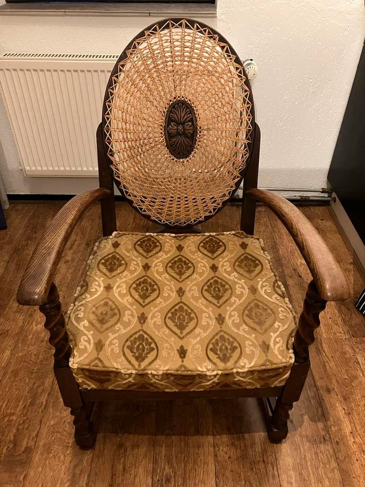 Opgemaakte antieke stoel met medaillon, Huis en Inrichting, Stoelen, Zo goed als nieuw, Eén, Hout, Bruin, Ophalen of Verzenden