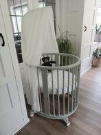 In  Nieuwstaat Stokke Sleepi Wieg en Ledikantje 2 matrassen, Ophalen, Zo goed als nieuw, Wieg