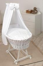Witte rotan wieg met wieltjes, Ophalen, Zo goed als nieuw, Wieg