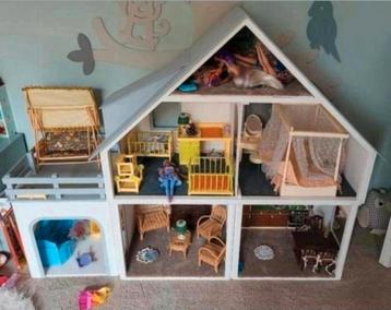 Groot Barbie Poppenhuis zonder meubels beschikbaar voor biedingen