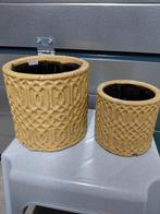 2 PTMD  POTTEN  - BINNEN/BUITEN/VORSTBESTENDIG - SAMEN €10, Tuin en Terras, Bloempotten, Rond, Ophalen of Verzenden, Zo goed als nieuw