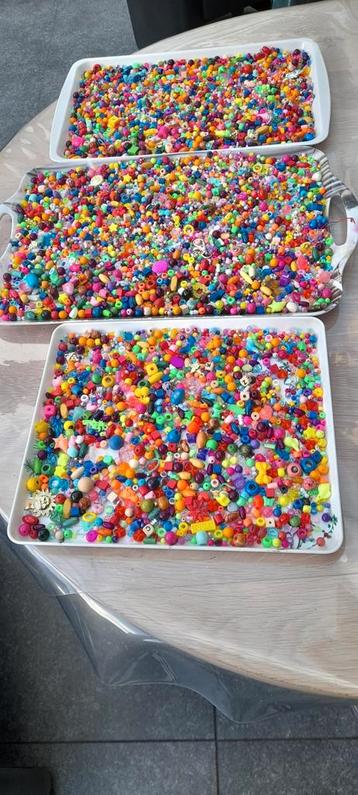 Kralen en accessoires een bak vol. beschikbaar voor biedingen