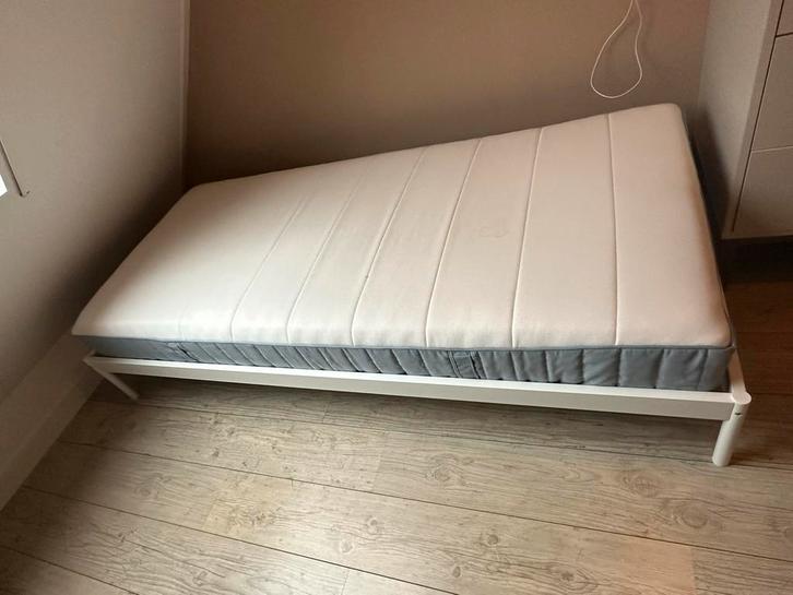 IKEA Vevelstad bedframe + Vesteroy pocketveringmatras 200x90, Huis en Inrichting, Slaapkamer | Bedden, Zo goed als nieuw, Eenpersoons