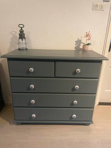 Ladenkast beschikbaar voor biedingen