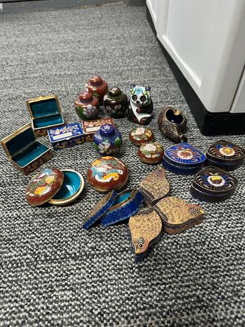 Cloisonne beeldjes doosjes vazen beschikbaar voor biedingen