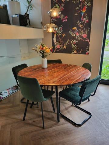 Mooie ronde eettafel, 140 cm doorsnede, zonder stoelen  beschikbaar voor biedingen