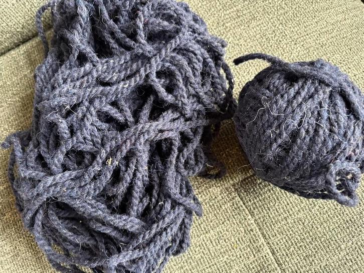 Smyrna wol / knoopwol / tapijtwol donkerblauw, Hobby en Vrije tijd, Breien en Haken, Zo goed als nieuw, Breien of Haken, Wol of Garen