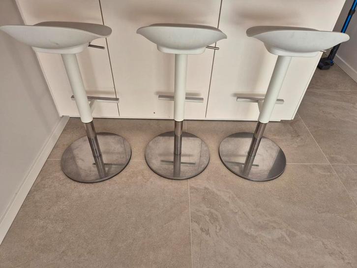 3 Witte Barkrukken met Chrome Poot - In Hoogte Verstelbaar, Huis en Inrichting, Barkrukken, Zo goed als nieuw, 90 cm of meer, Kunststof