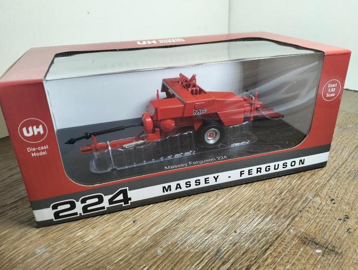 Te koop UH Massey Ferguson 224 balenpers., Hobby en Vrije tijd, Modelauto's | 1:32, Nieuw, Tractor of Landbouw, Universal Hobbies