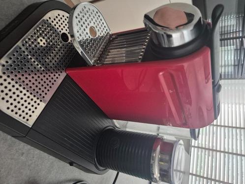 Nespresso met melkschuimer, Witgoed en Apparatuur, Koffiezetapparaten, Gebruikt, Koffiepads en cups, Koffiemachine, 1 kopje, Afneembaar waterreservoir