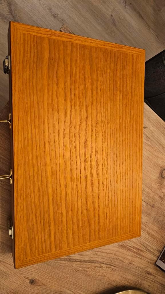 Nieuw Backgammon spel in houten koffer, Hobby en Vrije tijd, Gezelschapsspellen | Bordspellen, Nieuw, Ophalen