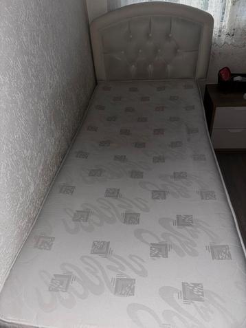 Wit bed met opbergruimte + matras beschikbaar voor biedingen