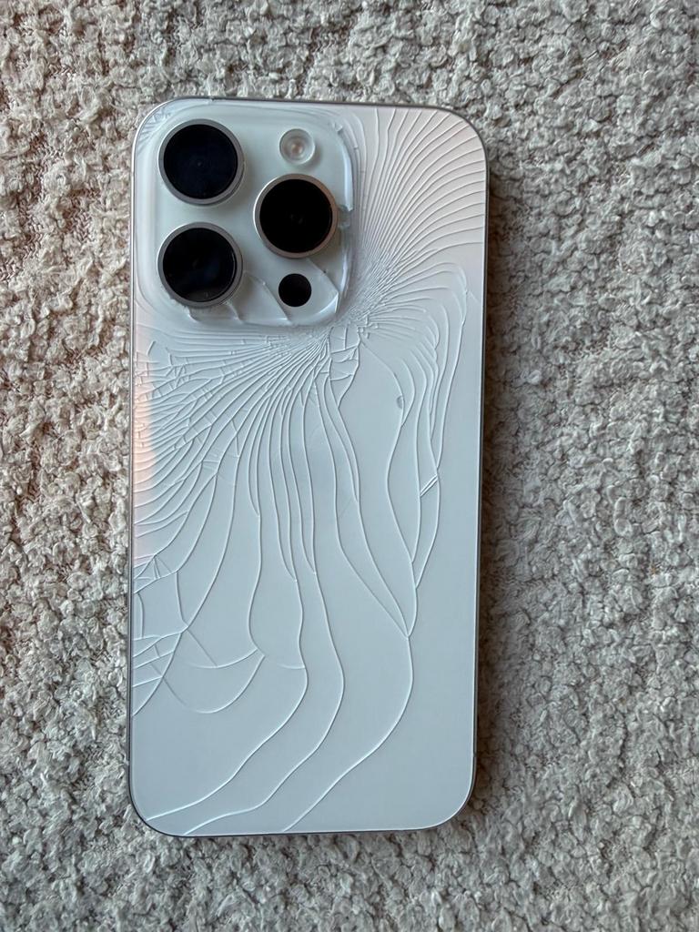 iPhone 15 Pro 256GB Wit/Zilver - Beschadigde Achterkant, Telecommunicatie, Mobiele telefoons | Apple iPhone, Gebruikt, Wit, Zonder simlock