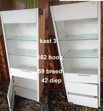 1 x vitrine kast  beschikbaar voor biedingen