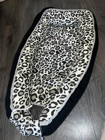 Geweldig en hip babynestje, dubbelzijdig beschikbaar voor biedingen