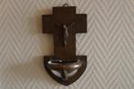 Vintage houten kruis met Jezus en halfrond wijwater glaasje, Antiek en Kunst, Antiek | Religie, Ophalen of Verzenden
