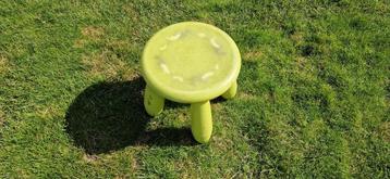 Groene plastic kinderkruk. beschikbaar voor biedingen
