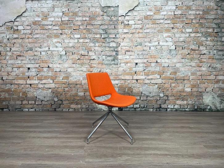 Arper Palm oranje bij TheReSales, Huis en Inrichting, Stoelen, Zo goed als nieuw, Drie, Metaal, Stof, Overige kleuren, Ophalen of Verzenden