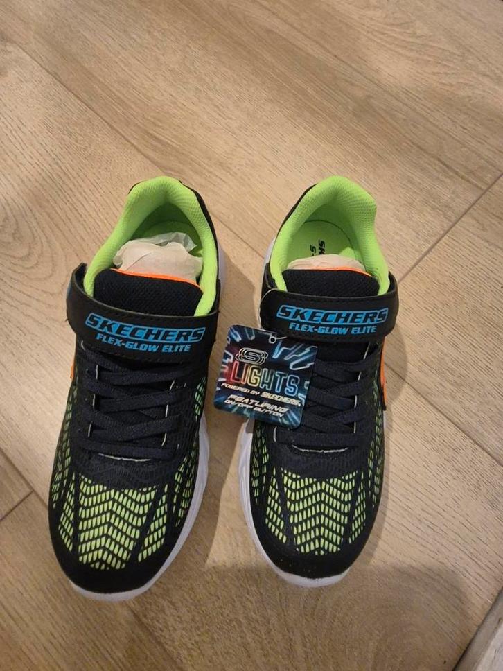 Nieuwe Skechers met lichtjes - Maat 37, Kinderen en Baby's, Kinderkleding | Schoenen en Sokken, Nieuw, Schoenen, Jongen of Meisje