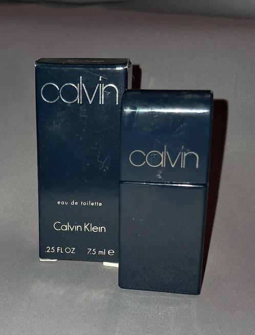 Volle Parfum Miniatuur - Calvin klein Calvin + Doosje, Verzamelen, Parfumverzamelingen, Zo goed als nieuw, Miniatuur, Gevuld, Ophalen of Verzenden