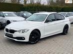 BMW 3-serie 318i Luxury Sport|Carplay|18 inch|Climate contro, Gebruikt, Leder en Stof, Wit, 3 cilinders