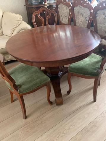 Rond Eettafel in en goede toestand inclusief 3 Stoelen  beschikbaar voor biedingen
