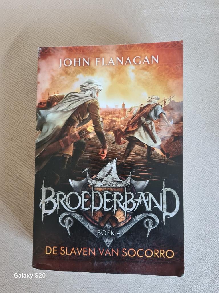 John Flanagan - De slaven van Socorro, Ophalen of Verzenden, Zo goed als nieuw, John Flanagan