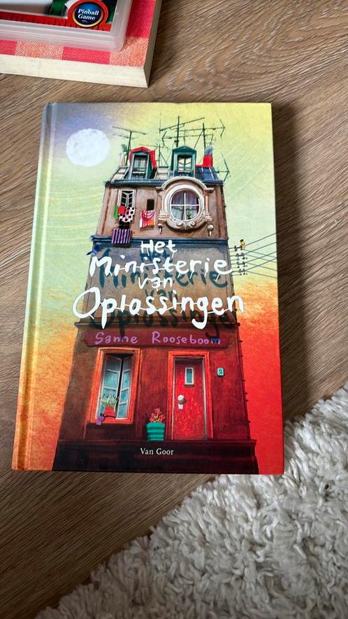 Sanne Rooseboom - Het ministerie van Oplossingen, Boeken, Kinderboeken | Jeugd | 10 tot 12 jaar, Zo goed als nieuw, Ophalen of Verzenden