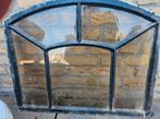 Oud stalraam met gebroken glas, Ophalen