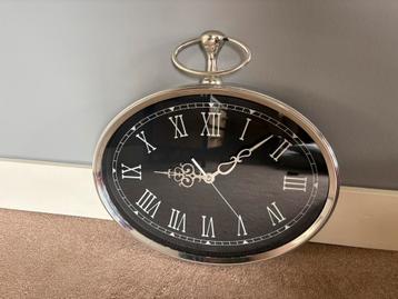 Mooie zwart met zilveren wandklok beschikbaar voor biedingen