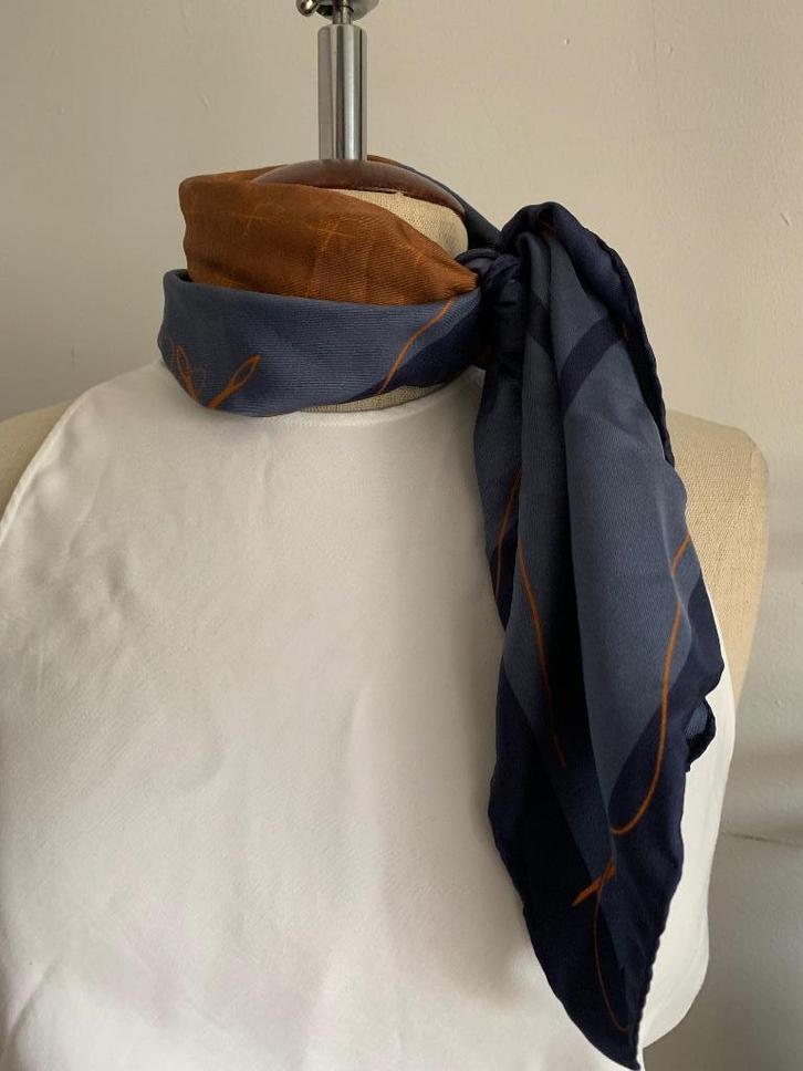 Drykorn sjaal 67X67 cm 100% zijde blauw brons, Kleding | Dames, Mutsen, Sjaals en Handschoenen, Nieuw, Sjaal, Maat 38/40 (M), Verzenden
