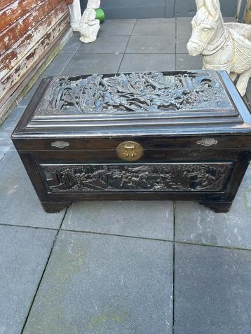 Oude dekenkist met houtsnijwerk beschikbaar voor biedingen