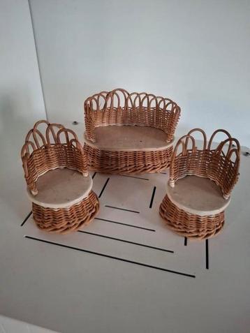Vintage rattan poppenhuis bankje en stoelen beschikbaar voor biedingen