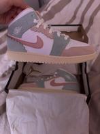 Air Jordan 1 Mid - 39 ‘Scalloped Edge, Pink Oxford’, Overige kleuren, Nieuw, Ophalen of Verzenden, Sneakers of Gympen