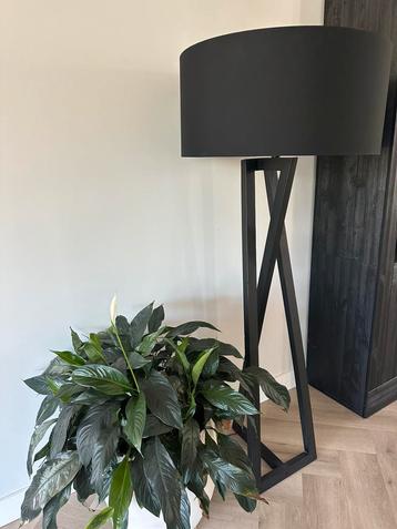 Prachtige grote vloerlamp beschikbaar voor biedingen