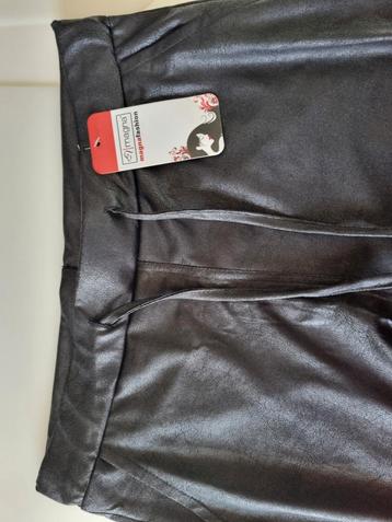 Magna D-2403 Leatherlook Flair Broek 40/42 Nieuw beschikbaar voor biedingen