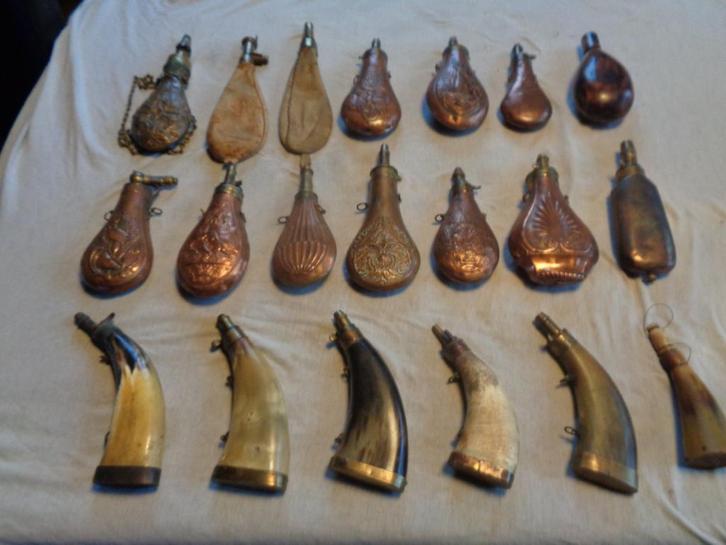 BLACK POWDER FLASK  ANTIEKE  KRUIDVAATJES, REVOLVER GEWEER, Antiek en Kunst, Antiek | Overige Antiek, Ophalen of Verzenden
