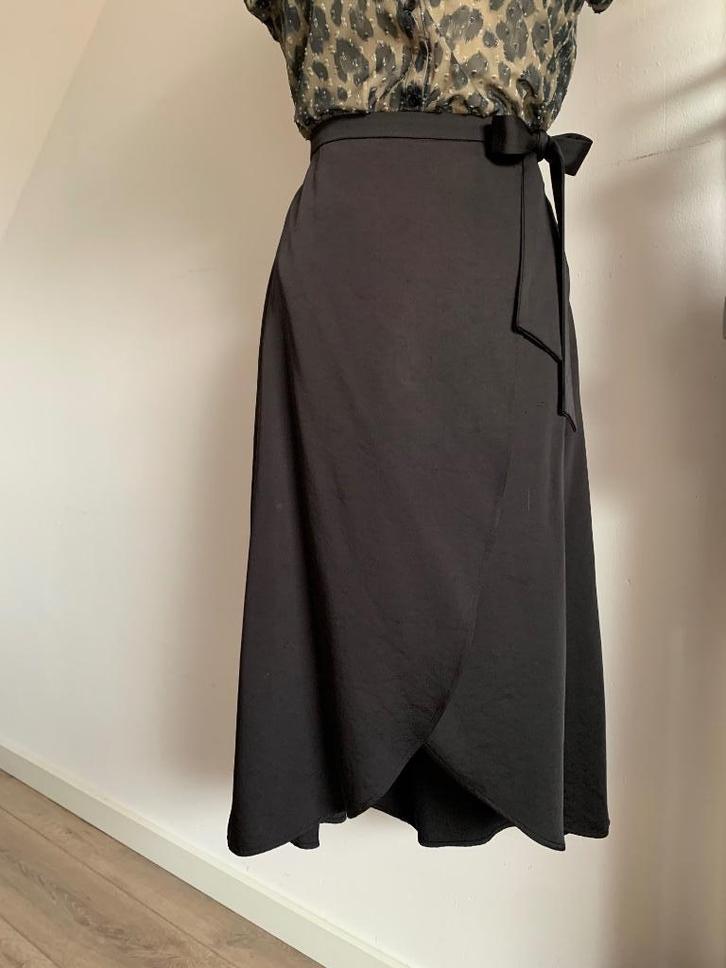 Yaya rok overslag satijn look zwart 42 = XL, Kleding | Dames, Rokken, Zo goed als nieuw, Maat 38/40 (M), Zwart, Knielengte, Ophalen of Verzenden