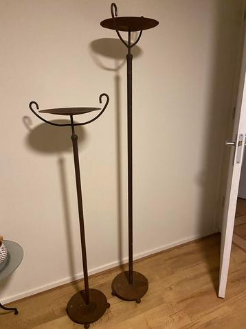 Rustieke zware  metalen Vintage uitstraling kandelaars beschikbaar voor biedingen