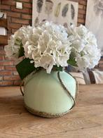 Groene vaas met jute/ touw, Steen, Nieuw, Ophalen of Verzenden, Minder dan 50 cm