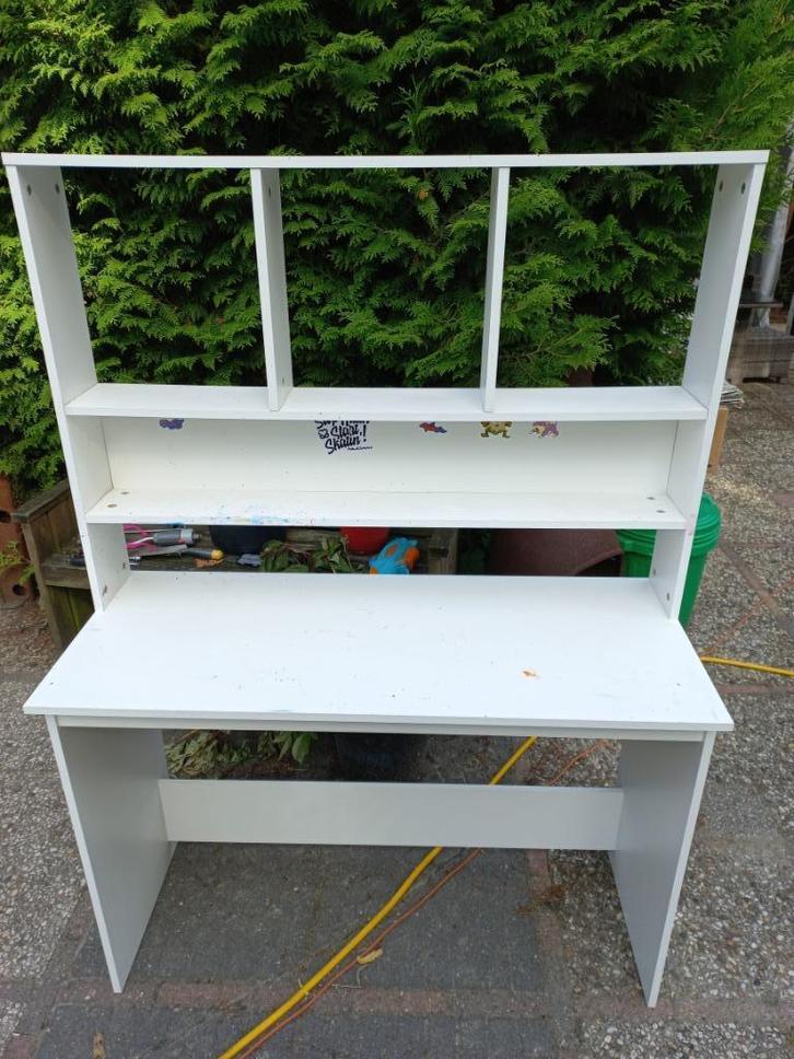GRATIS Ikea kinderbureau met gebruikssporen., Huis en Inrichting, Bureaus, Gebruikt, Bureau, Ophalen