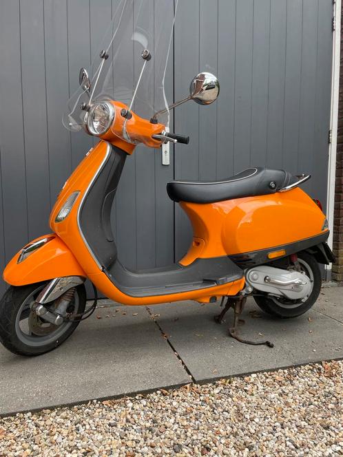 Vespa LX50 2 takt prachtige oranje scooter, Fietsen en Brommers, Scooters | Vespa, Zo goed als nieuw, Vespa LX, Benzine, Ophalen