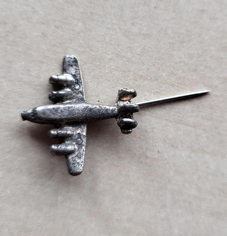 Boeing Bommenwerper wellicht speldje, Verzamelen, Militaria | Tweede Wereldoorlog, Embleem of Badge, Nederland, Ophalen of Verzenden